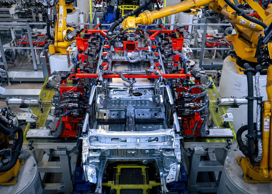 Сварка кузова Jeland на заводе в Санкт-Петербурге