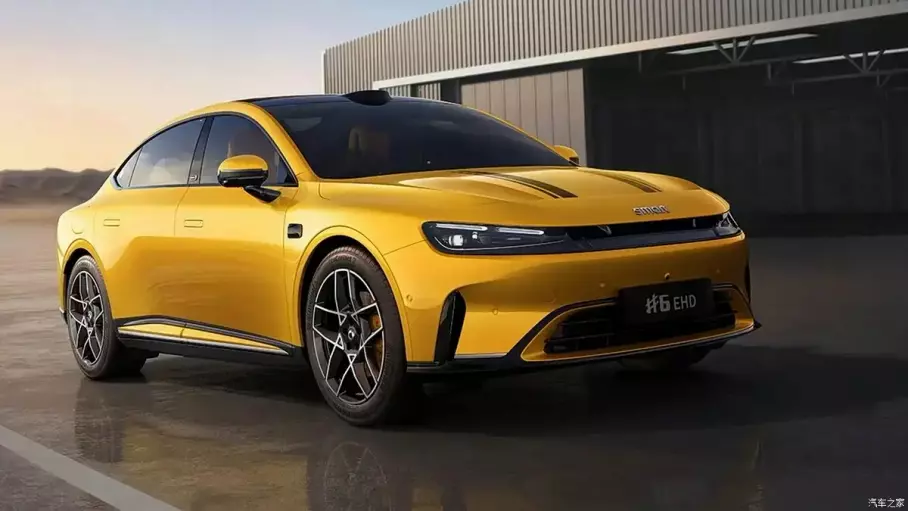 В гамме марки smart появился седан формата Toyota Camry