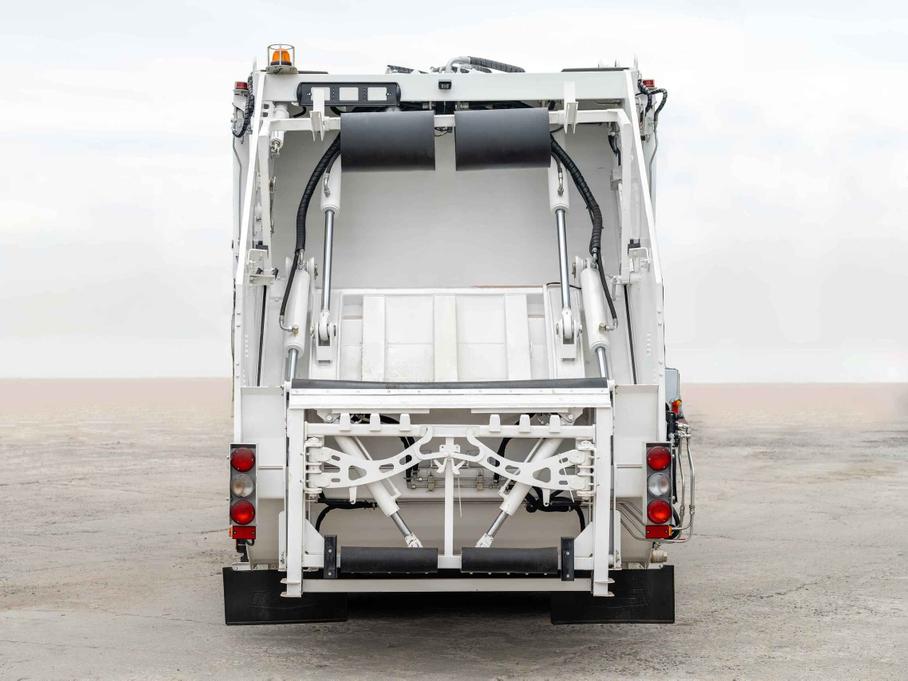 В Белоруссии создали большой мусоровоз для особо узких дворов