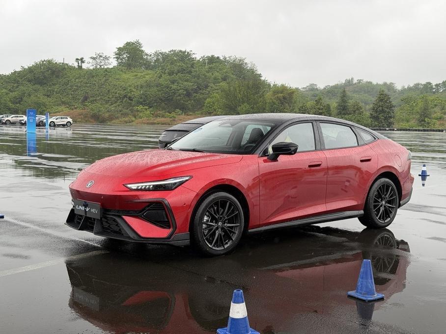 Обновленный лифтбек Changan Uni-V