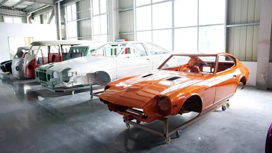 Китайцы начали штамповать новые кузова для классических автомобилей