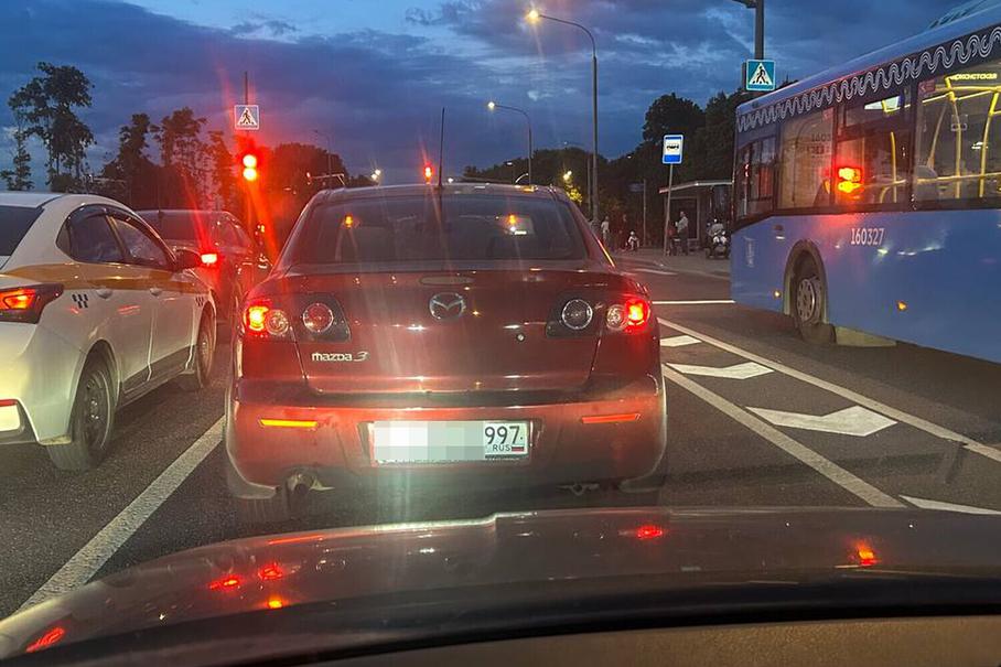 Автомобиль с кодом региона 997 на номерном знаке в Москве