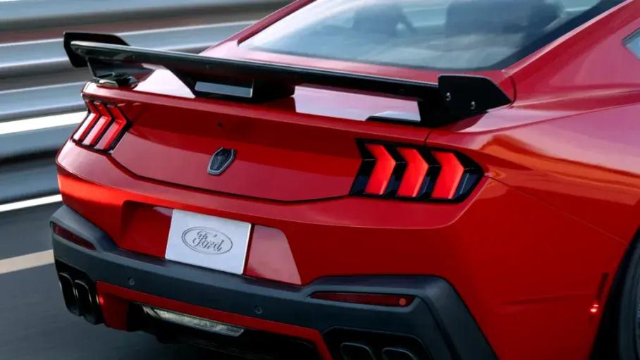 Ford Mustang с внедорожным обвесом