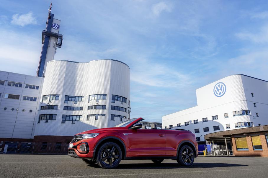 Кабриолет Volkswagen T-Roc на фоне завода в Оснабрюке