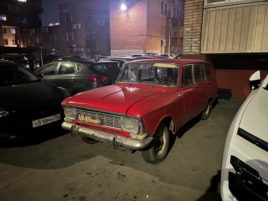 Автомобиль с номером на решетке радиатора, а не на бампере