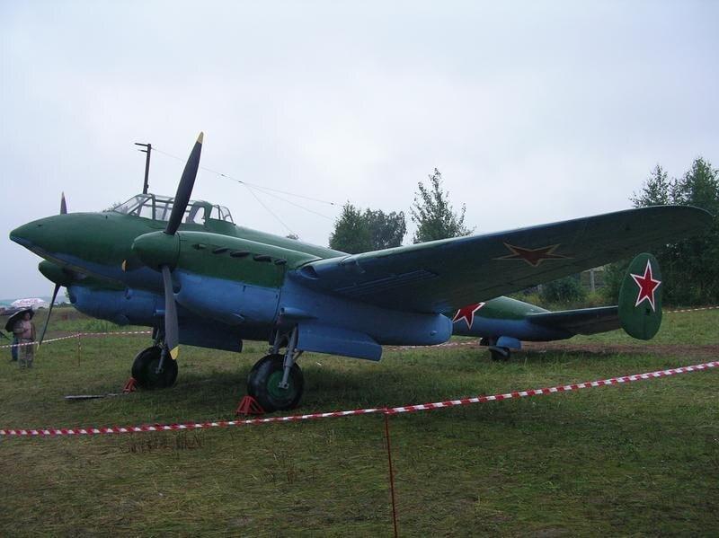 Пикирующий бомбардировщик Пе-2