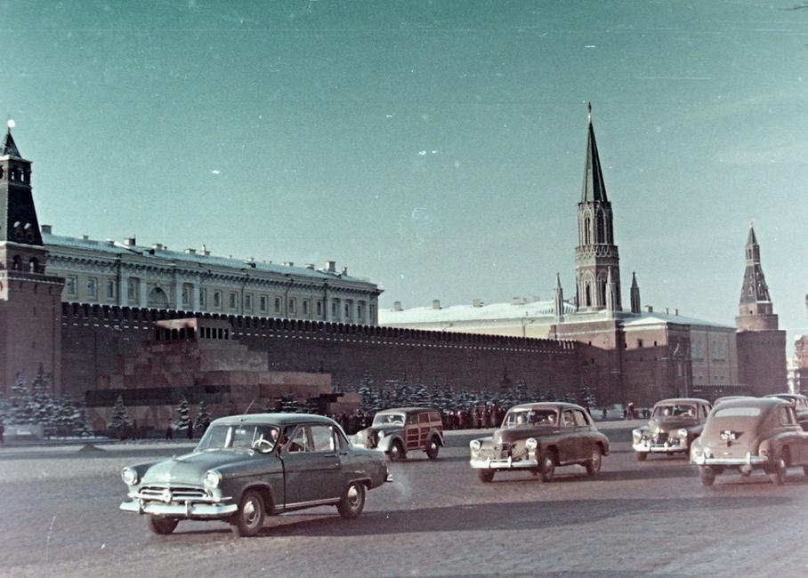 "Волга" в потоке машин на Красной площади в Москве
