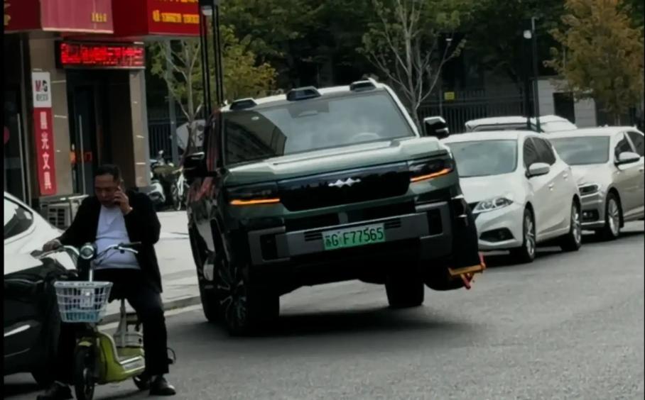 Фирменная подвеска позволила внедорожнику BYD уехать с блокиратором на колесе